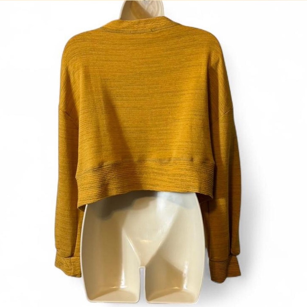 Cropped Button Front V Neck Top‎ - Picture 4 of 16